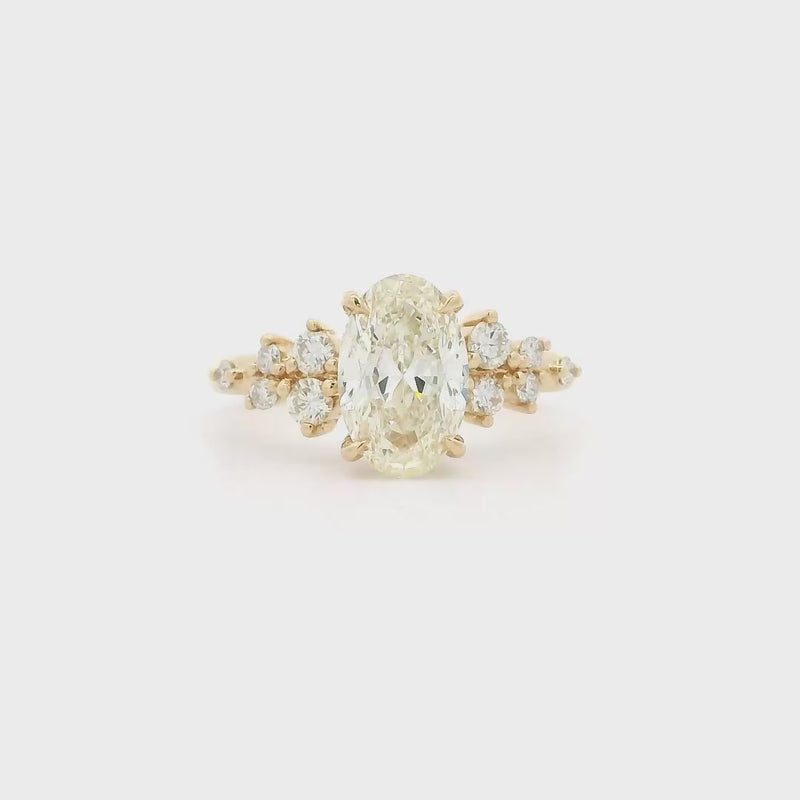 Oval engagement ring