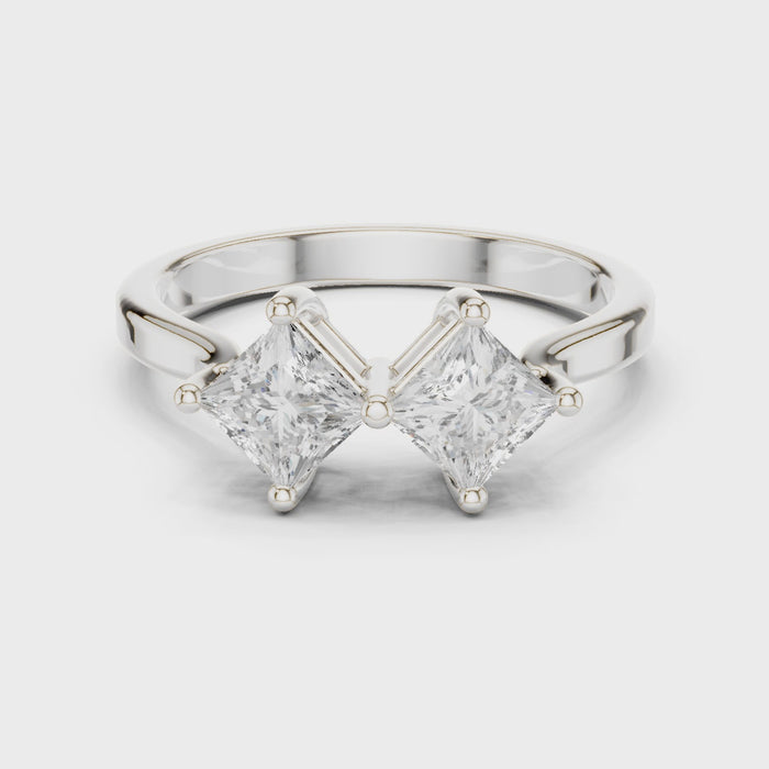 Video of white gold Toi et Moi ring highlighting double princess diamond setting