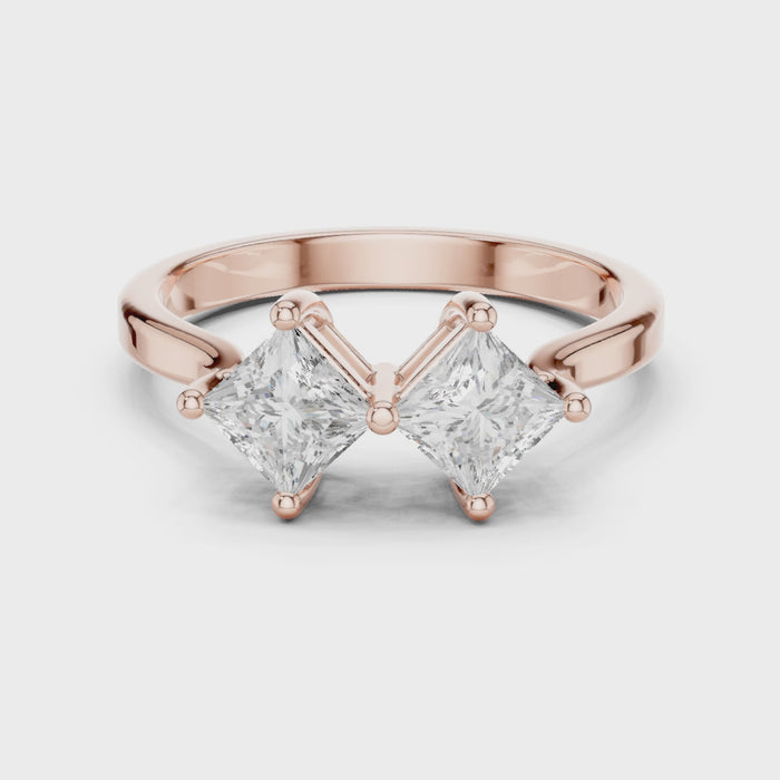 Video of rose gold Toi et Moi ring highlighting double princess diamond setting