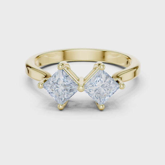 Video of yellow gold Toi et Moi ring highlighting double princess diamond setting
