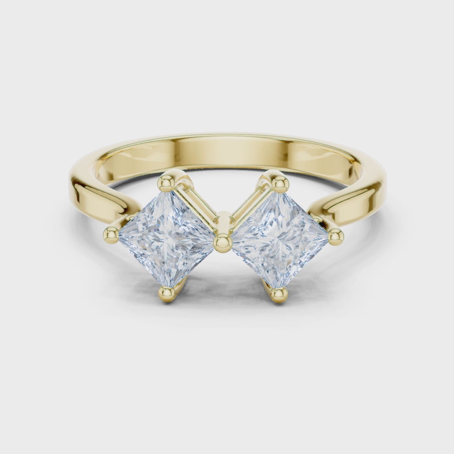 Video of yellow gold Toi et Moi ring highlighting double princess diamond setting